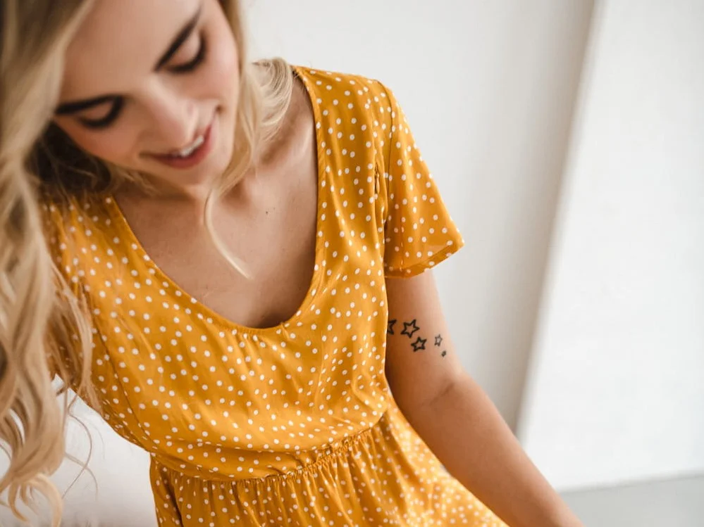 Žlté dojčiace šaty na leto